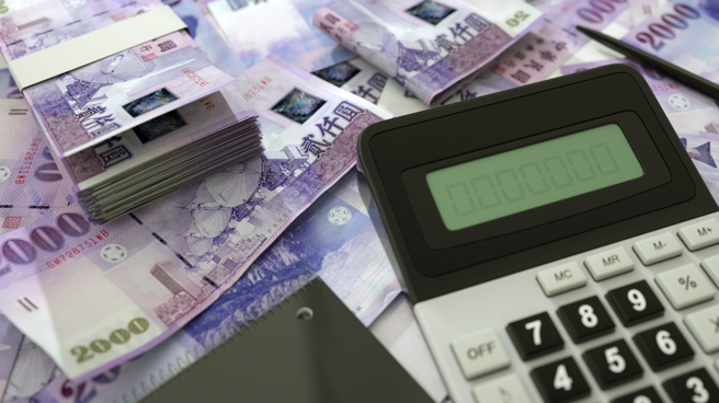 行政妹子嗨领22.5万年终，引起热烈讨论。（图／shutterstock）