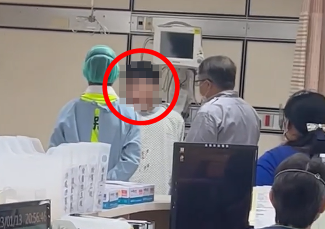 高雄醫院急診室12日晚間發生一名男子因車禍送醫後，男子不願配合治療，甚至在現場大吼「我的安全帽跑去哪了？」還說不見誰要負責。（翻攝自「爆料公社」）