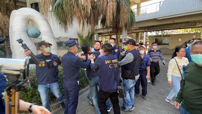 現場一度發生口角衝突，警方擋在中間。（洪靖宜攝）