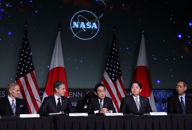 
日相岸田文雄、日本外務大臣林芳正和美國國務卿布林肯（Antony Blinken）隨後在美國國家航空暨太空總署（NASA）華府總部簽署和平太空探索協議。(圖/路透社)