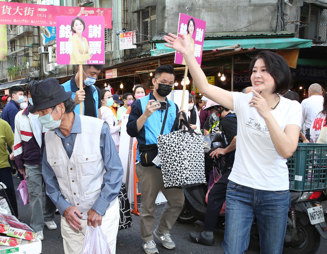 王鸿薇表示，这两天接到许多考生家长陈情，呼吁未来考场是否开冷气，应视当下气温调整，不应单以季节来判断。（陈怡诚摄）