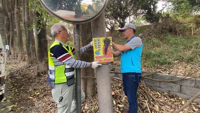 震威宫印制锺馗爷照片放置在丢弃热点，希望锺馗爷来警惕大家，并共同维护这块土地。（震威宫提供／吴建辉彰化传真）