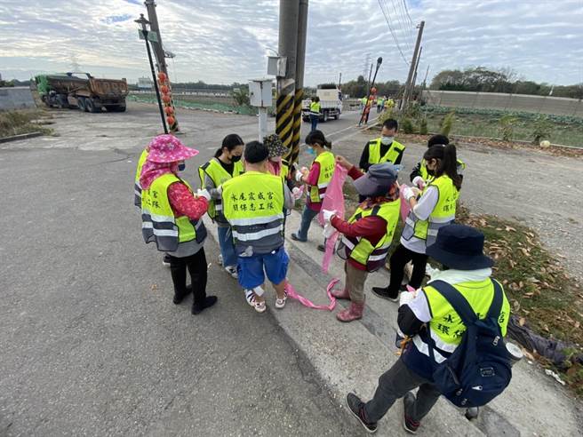 震威宫副主委陈建男表示，水尾提防沿途经过三圳村、三条村、菜公村等好几个村里，是当地重要道路。（震威宫提供／吴建辉彰化传真）