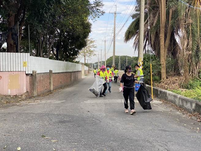 陈建男说，这次垃圾捡拾数量有点惊人，装满2台清洁队派来的垃圾车、2台环保车，而庙方派出的小货车也装了5、6车。（震威宫提供／吴建辉彰化传真）