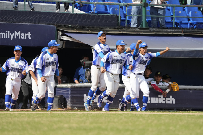 台湾体大在4强赛险胜文化大学，继106学年度再闯大专棒球联赛冠军战。（大专体总提供）