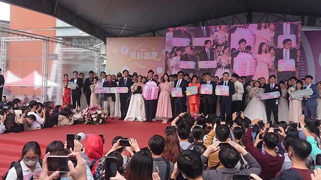 台南市副市长叶泽山（前排左二）与南科管理局长苏振纲（前排右二）与艺人郭雪芙（中间粉色洋装者）见证南科集团婚礼。（程炳璋摄）