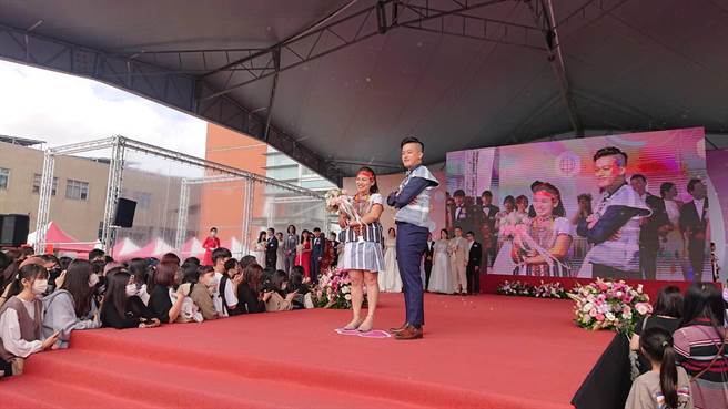 南科集团婚礼有新郎是保警队员，新娘为达悟族人，2人穿达悟服装进场。（程炳璋摄）