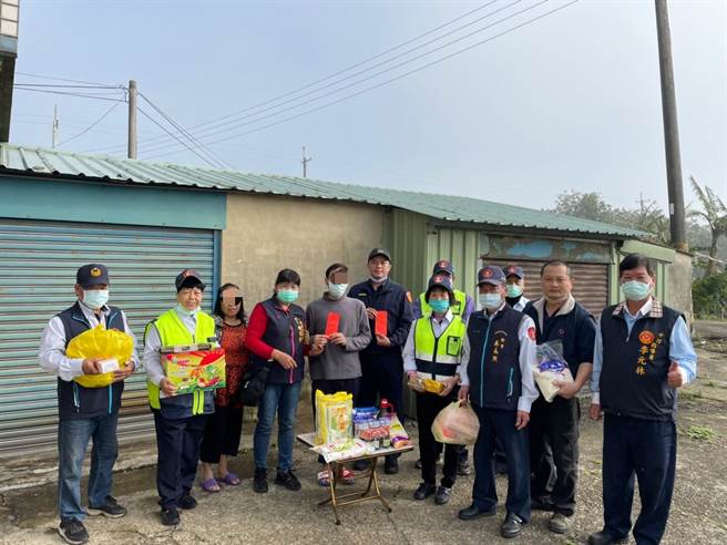 桃園楊梅警方結合地方力量，過年前發送愛心物資關懷弱勢。（警方提供／呂筱蟬桃園傳真）