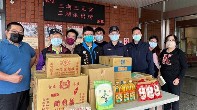桃園楊梅警方結合地方力量，過年前發送愛心物資關懷弱勢。（警方提供／呂筱蟬桃園傳真）