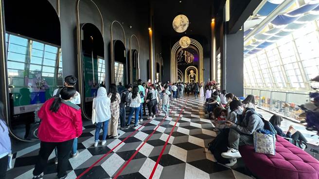 高雄夢時代旗艦店今（14）日開幕，首3日看電影100元，排隊人龍從影城8樓排到夢時代1樓，相當驚人。（柯宗緯攝）