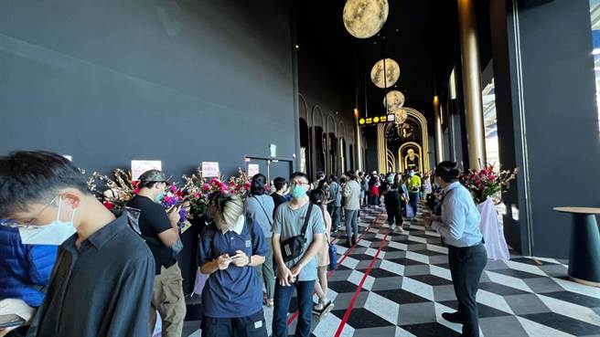 排隊人龍看不見盡頭。（柯宗緯攝）