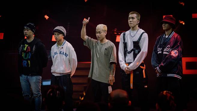 《大嘻哈2》第2集赛事，选手分组Cypher接力演唱。（三立提供）