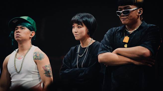 选手分组Cypher接力演唱。（三立提供）