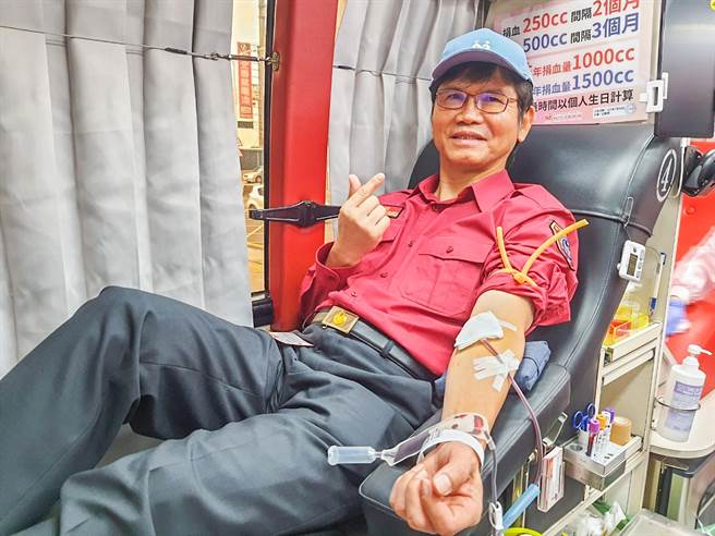 新竹縣消防局在消防節前辦理捐血活動，消防局長陳中振率一級主管們到場捐血。（新竹縣消防局提供／羅浚濱新竹傳真）