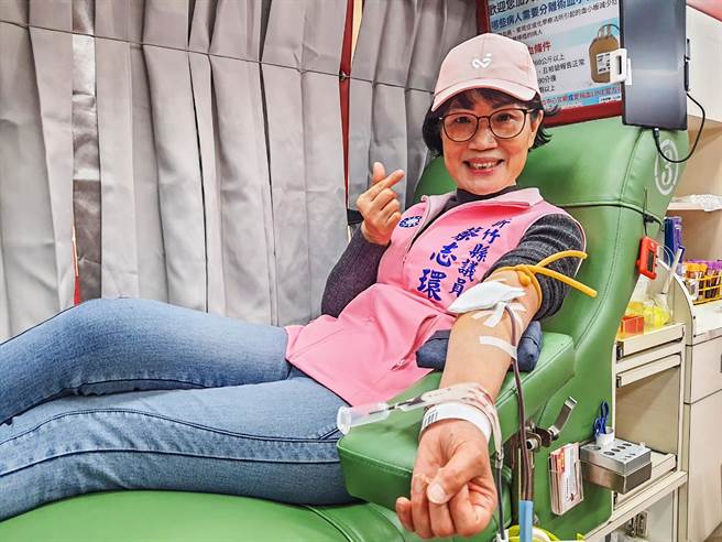 新竹縣消防局在消防節前辦理捐血活動，縣議員蔡志環特地「備血」前來。（新竹縣消防局提供／羅浚濱新竹傳真）