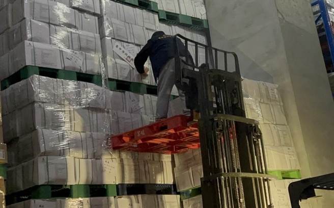 台中市政府衛生局聯合南投縣、彰化縣衛生局13日啟動多組稽查人力，，前往該公司總部、3家分店及倉儲等地，現場共查獲過期的巴沙魚3萬9000公斤、芙蓉魚570公斤及醬（配）料等食材56.68公斤，當場全數封存，全案移送地檢偵辦。（中市府衛生局提供／潘虹恩台中傳真）