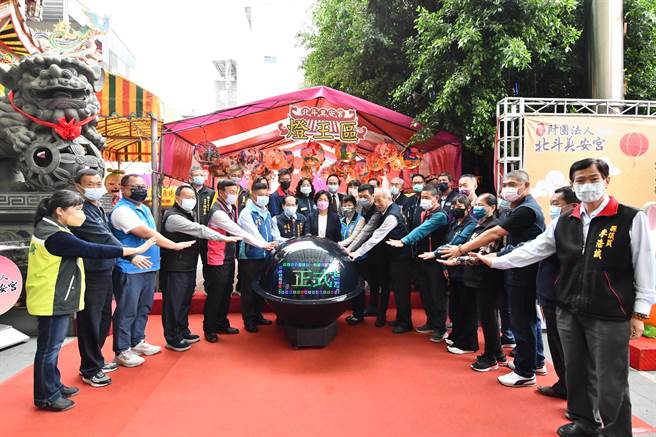 彰化縣北斗奠安宮14日在廟前舉辦新春花燈大賞開燈典禮曁玉兔迎春大師春聯揮毫活動，在縣長王惠美、奠安宮董事長陳在等人的見證下，現場1200盞花燈同時點亮。（吳建輝攝）
