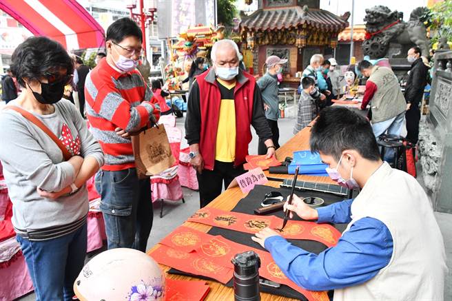 奠安宮每年花燈主題都結合地方人文、風俗、藝術，彰化人文薈萃，書法名家眾多，也結合大師春聯揮毫，一起寫下新年祝賀。（吳建輝攝）