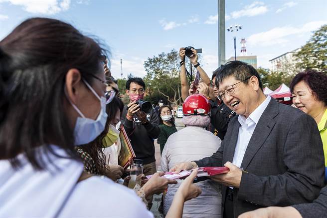 竹县柑桔美食生活节，县长杨文科发「大桔大利」红包袋，吸引民眾争抢。（罗浚滨摄）
