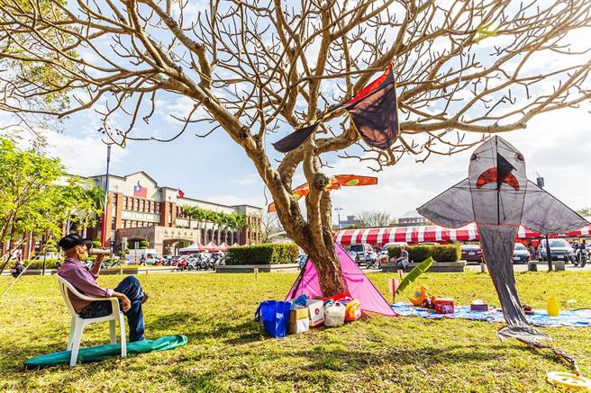 竹县柑桔美食生活节在县府广场前草地举办「野餐布置比赛」。（罗浚滨摄）
