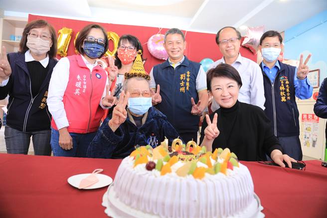 彩虹爷爷黄永阜16日将过百岁生日，台中市长卢秀燕等人14日提前为他庆生。(林欣仪摄)