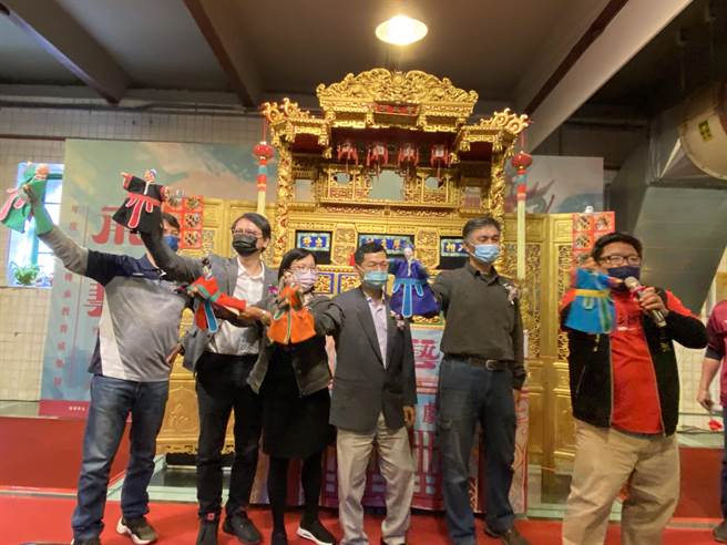 文化部文化資產局14日舉行「承藝─年度文資傳承教育成果展」，匯集課程學員計68件作品，在文化資產園區1916工坊展出，展期自今年1月14日起至3月19日止。（張妍溱攝）