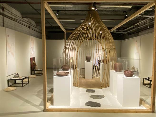 文化部文化資產局14日舉行「承藝─年度文資傳承教育成果展」，匯集課程學員計68件作品，在文化資產園區1916工坊展出，展期自今年1月14日起至3月19日止。（張妍溱攝）