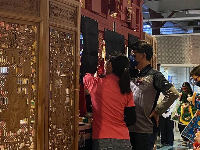 山陽國小校長王派仁（右），喜愛布袋戲，在校園建構布袋戲大家庭，帶著全校老師學習布袋戲。（張妍溱攝）