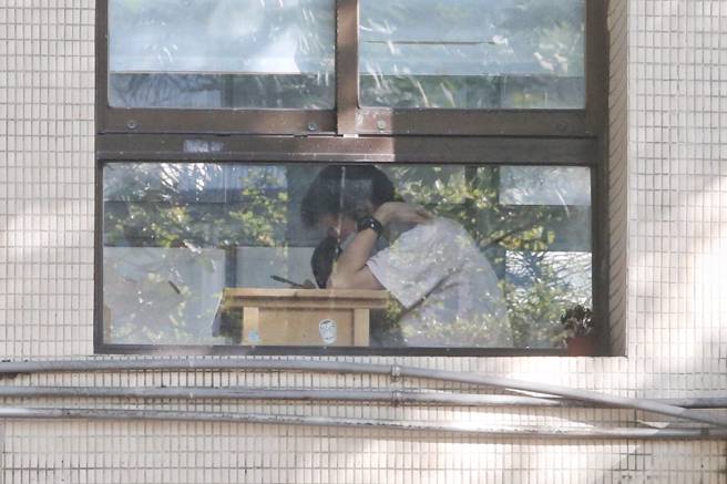 112學年度學科能力測驗13日登場，共為期3天，為了維持防疫政策，考場同樣要求考生與試務人員，全面配戴口罩，不開放家長與親友陪考。（圖／趙雙傑攝）