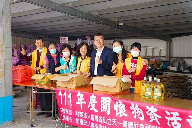 立法院副院長蔡其昌結合慈善團體募集愛心物資，今天在清水、大甲等地發送物資。（蔡其昌服務處提供／陳淑娥台中傳真）