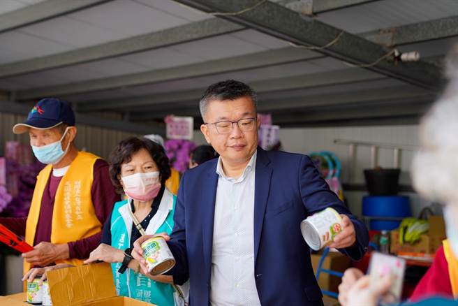 立法院副院長蔡其昌結合慈善團體募集愛心物資，今天在清水、大甲等地發送物資。（蔡其昌服務處提供／陳淑娥台中傳真）