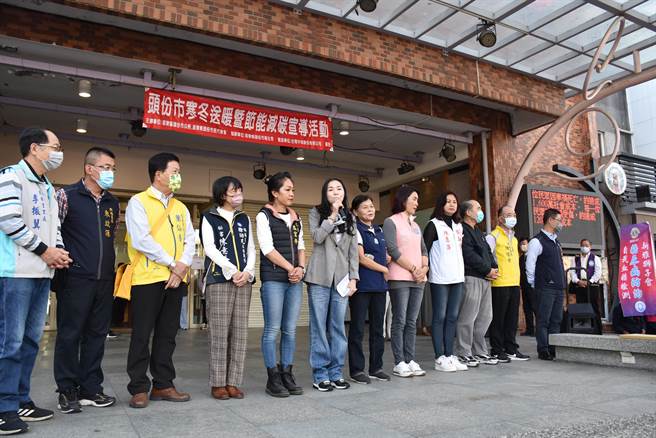 頭份市公所14日舉辦寒冬送暖給弱勢家庭。（謝明俊攝）