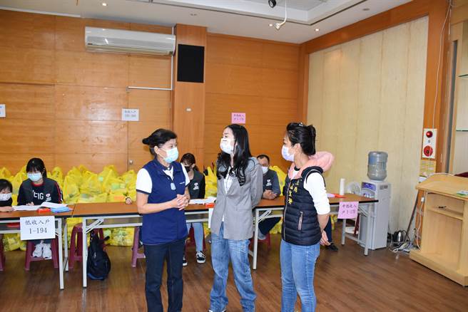 頭份市公所14日舉辦寒冬送暖給弱勢家庭，縣長夫人陳美琦到場致意。（謝明俊攝）