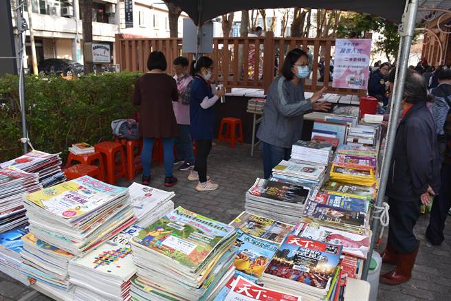 頭份市公所14日舉辦寒冬送暖給弱勢家庭，市公所圖書館並贈送二手書。（謝明俊攝）