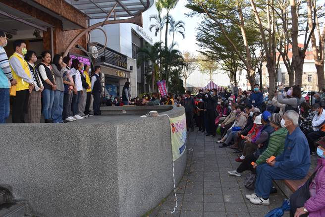 頭份市公所14日舉辦寒冬送暖給弱勢家庭，千餘戶弱勢家庭受惠。（謝明俊攝）