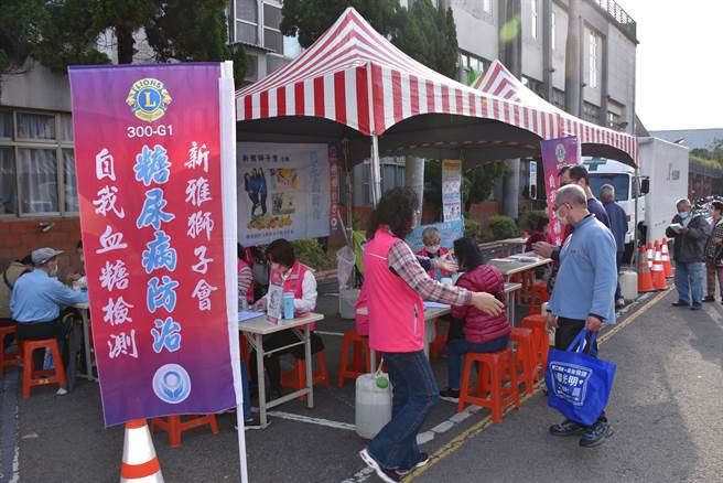 頭份市公所14日舉辦寒冬送暖給弱勢家庭，新雅獅子會共襄盛舉。（謝明俊攝）