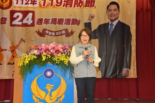 苗栗縣消防局14日慶祝119消防節，苗栗縣副縣長鄧桂菊代表縣長鍾東錦到場致賀。（苗栗縣消防局提供／謝明俊苗栗傳真）