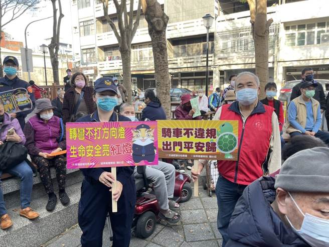 頭份警分局14日配合頭份市公所寒冬送暖活動宣導春節交通安全。（頭份警分局提供／謝明俊苗栗傳真）