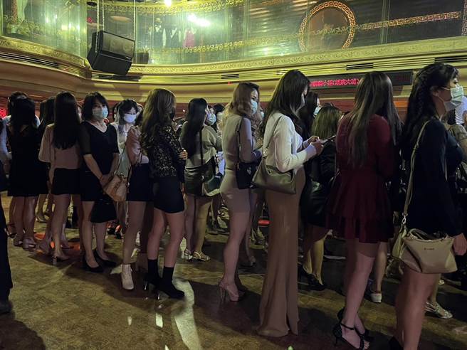 高雄市各分局於13日晚間執行擴大臨檢。（高市苓雅分局提供／楊舒婷高雄傳真）