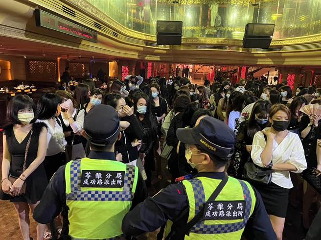 高雄市各分局於13日晚間執行擴大臨檢。（高市苓雅分局提供／楊舒婷高雄傳真）