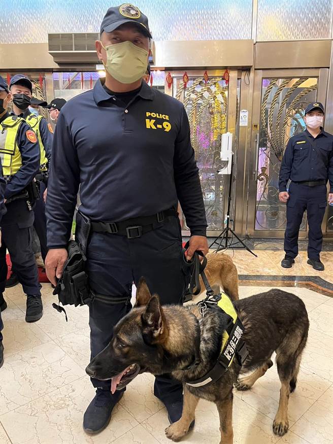 高雄市各分局於13日晚間執行擴大臨檢。（高市苓雅分局提供／楊舒婷高雄傳真）