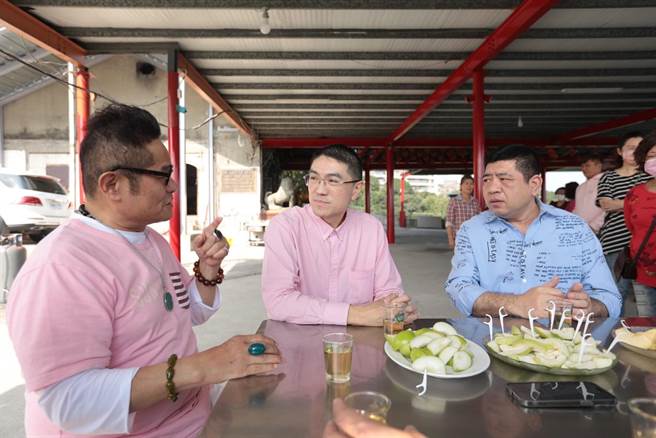 基隆市长谢国梁14日拜访艺人许效舜，希望他为基隆文化传承到观光发展，提供建言与经验分享。（基市府提供／张芷瑜基隆传真）