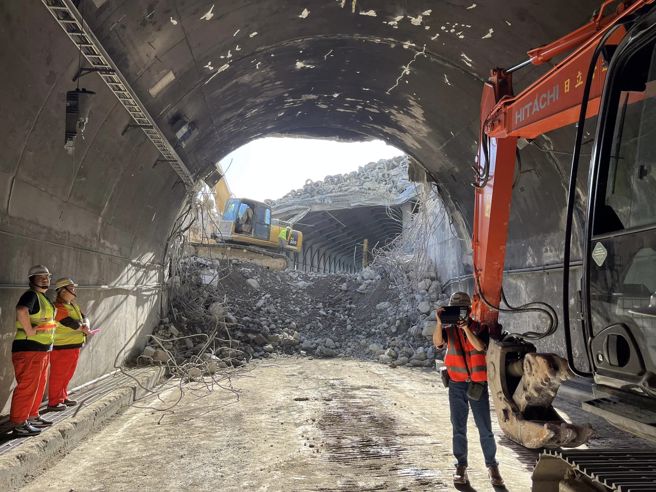 行政院政务委员兼公共工程会主委吴泽成今（14）日实地勘查苏花公路大清水隧道，并分享现场画面。（图／吴泽成脸书）