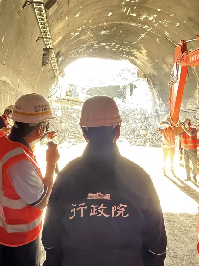 日前苏花公路边坡突大规模坍方，造成宜兰县及花莲双向交通阻断。（图／吴泽成脸书）