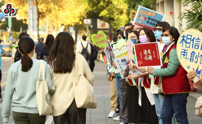 112大學學測今(14)日舉行第二天考試，下午最後考科為國文寫作能力測驗。圖為台北市師大附中考場，學校與家長為考生加油打氣。（張鎧乙攝）