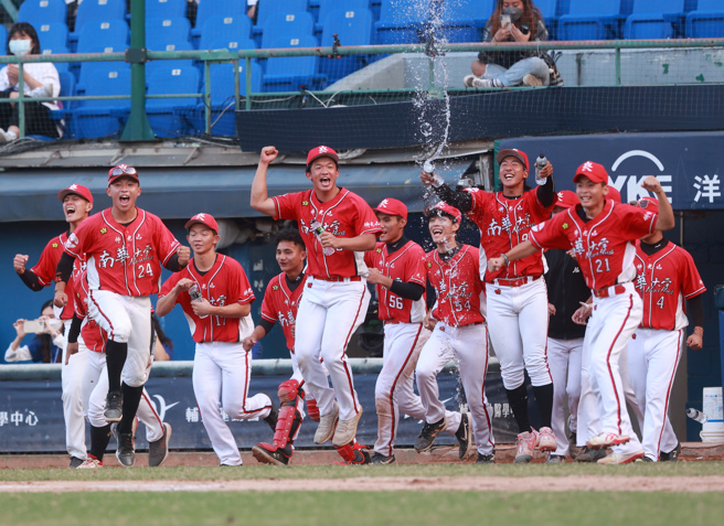 南華大學擊敗國立體大，闖進大專棒球聯賽最終戰，寫下隊史最佳成績。（陳怡誠攝）