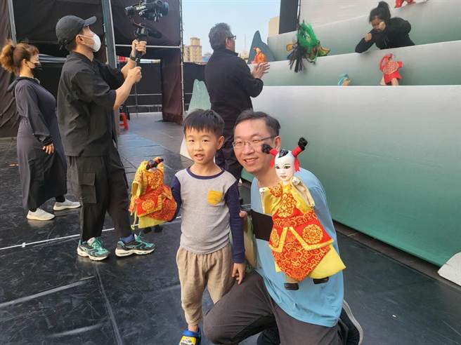 紙風車劇團一連兩天重返兩廳院藝文廣場，演出精緻大戲《哪吒鬧龍宮》，今晚也將演出第二場，有小小粉絲早早就來卡位，在彩排現場上陣試演布袋戲，臉上的笑容，說明了他對表演藝術喜愛。（李欣恬攝）