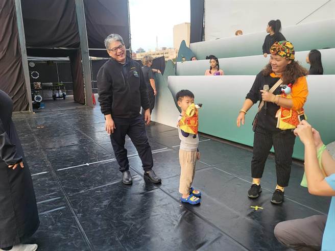 今天在下午彩排現場，藝術顧問李永豐正在指導排戲，邀請小粉絲上台，試著操偶布袋戲，劇中的哪吒戲偶在小粉絲手中，也像是有了生命，活了起來。（李欣恬攝）