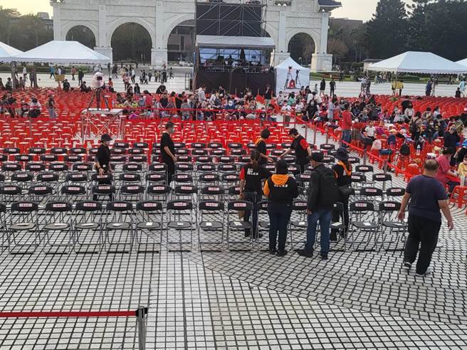 長年舉辦戶外演出，紙風車志工今天從全台各地來台，協助排椅子和現場工作。（李欣恬攝）