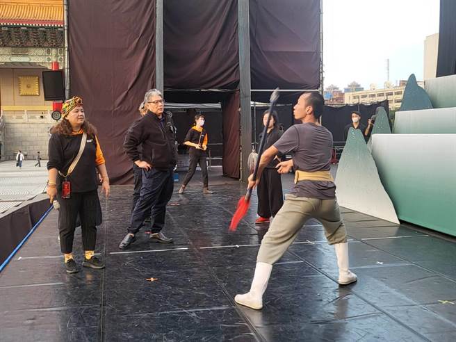 排戲現場，李永豐相當投入地指導演員動作，卸下紙風車執行長一職，他回歸表演專業，從事他所擅長的事情，十分樂在其中。（李欣恬攝）